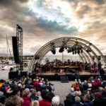 Open-Air-Konzert beim Neuseenland Musikfest in Zwenkau mit Sinfonieorchester und Publikum vor maritimer Kulisse im Hafen