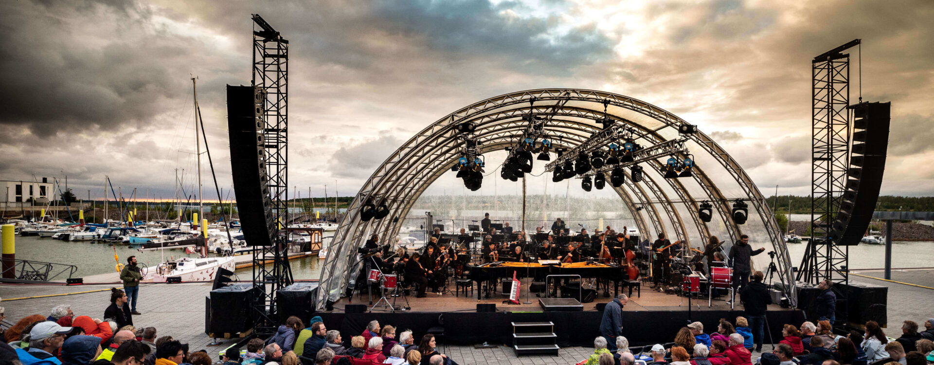 Open-Air-Konzert beim Neuseenland Musikfest in Zwenkau mit Sinfonieorchester und Publikum vor maritimer Kulisse im Hafen
