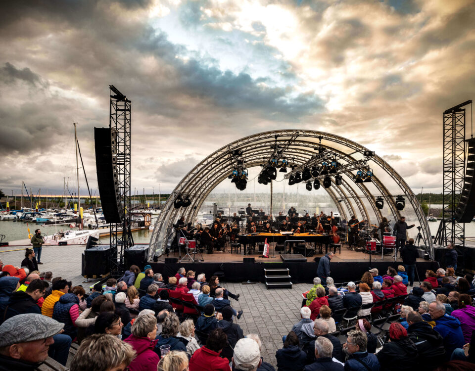 Open-Air-Konzert beim Neuseenland Musikfest in Zwenkau mit Sinfonieorchester und Publikum vor maritimer Kulisse im Hafen