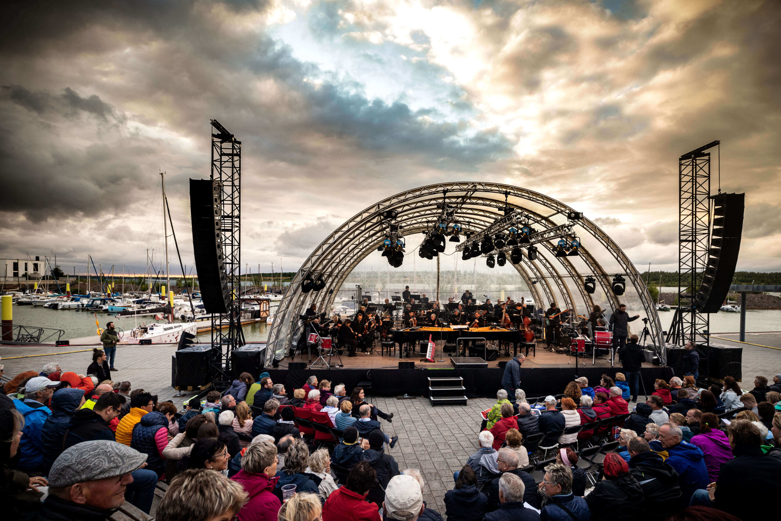 Open-Air-Konzert beim Neuseenland Musikfest in Zwenkau mit Sinfonieorchester und Publikum vor maritimer Kulisse im Hafen